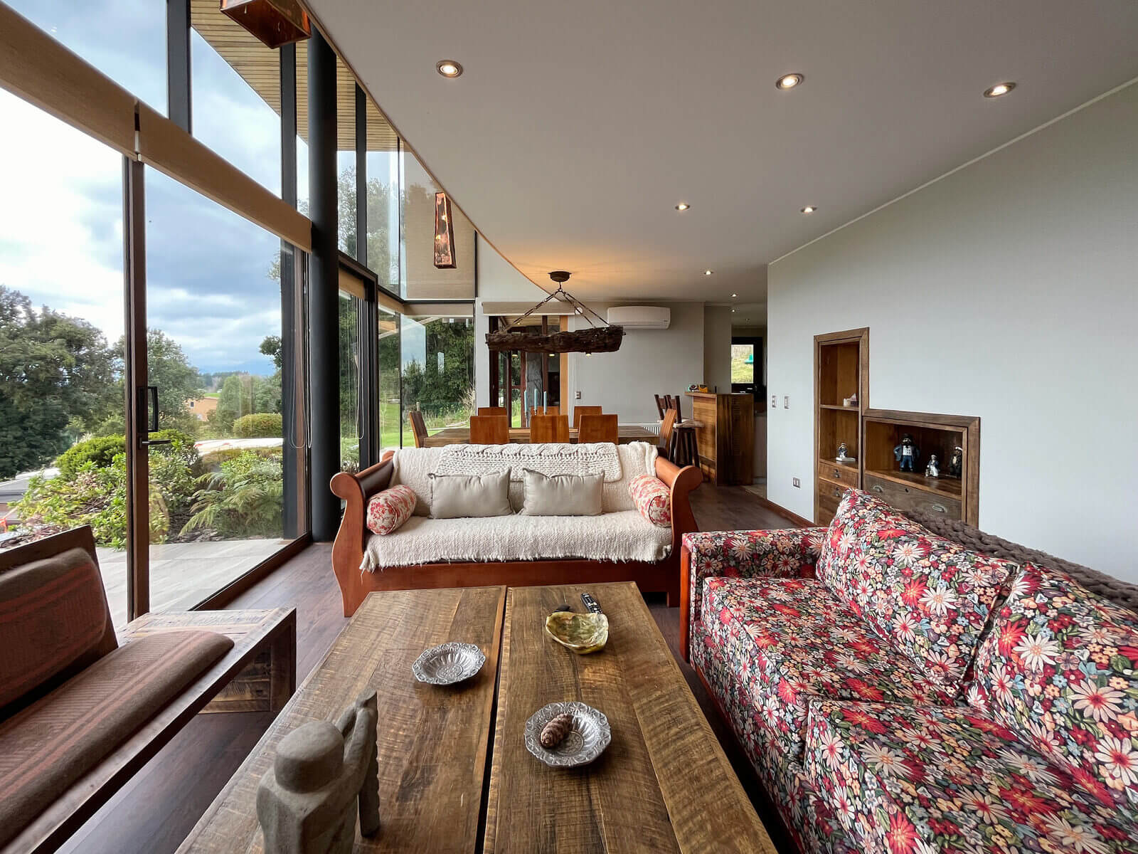 Living con ventanales y vista al lago en una casa de Villarrica administrada por BUHO Property
